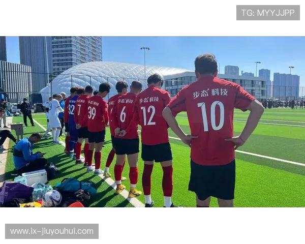 足球球星糖照片：展现绿茵场上的风采与甜蜜瞬间