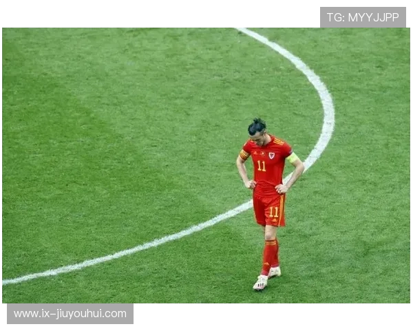 足球场上新潮风尚球员以足球袜套造型大胆露腿引热议